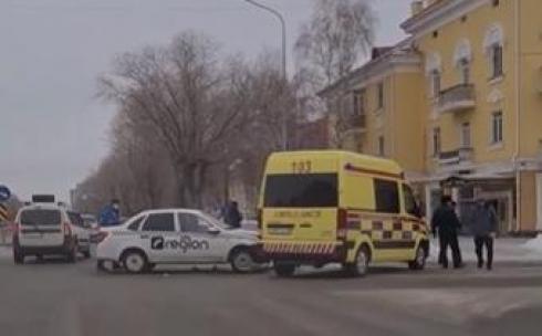 В Караганде водитель врезался в дерево и вылетел в кювет