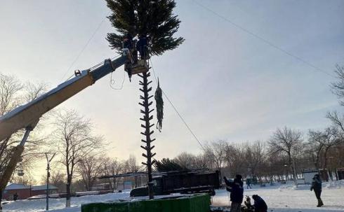 В майкудукском парке Караганды заливают каток и устанавливают главную ёлку