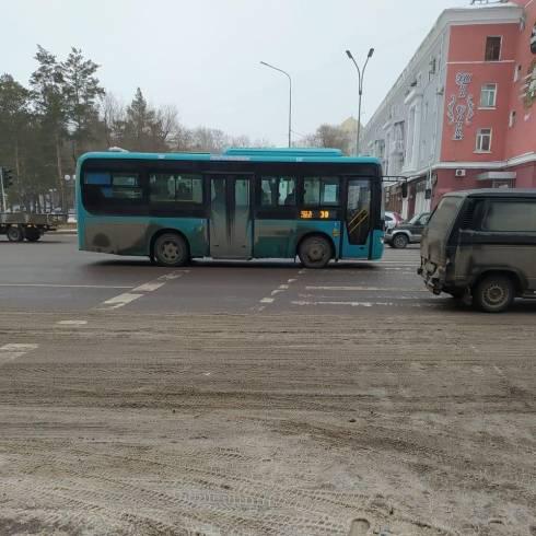 В Караганде водитель 02-ой маршрутки придавил ребенка дверью и бросил на остановке