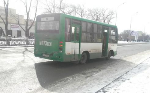 Сломал руку: водитель не дождался выхода карагандинца из маршрутки