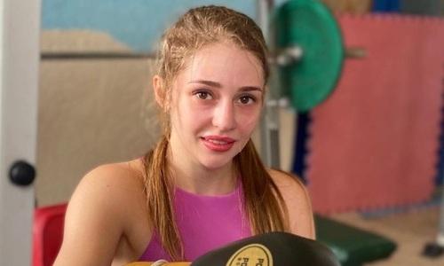 Сексуальная казахстанка нокаутировала чемпионку мира WBC после провала на ЧМ-2022. Видео