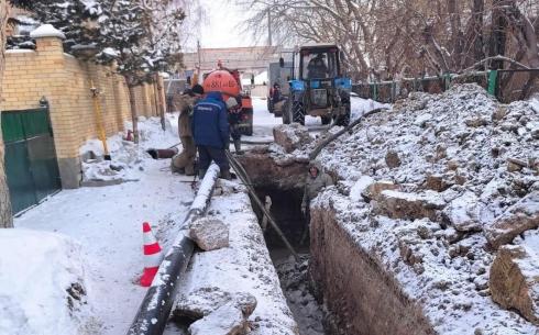 На одной из улицы Караганды меняют аварийный участок водопровода