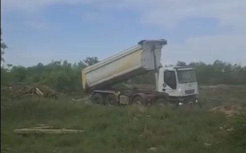 В Караганде грузовые машины три дня подряд вываливают мусор на окраине города