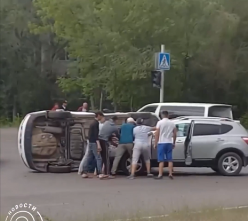 В Караганде на Магнитогорской улице перевернулся автомобиль