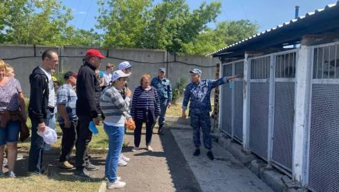 Карагандинских полицейских-кинологов посетили дети