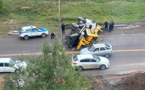 В Караганде перевернулся автокран